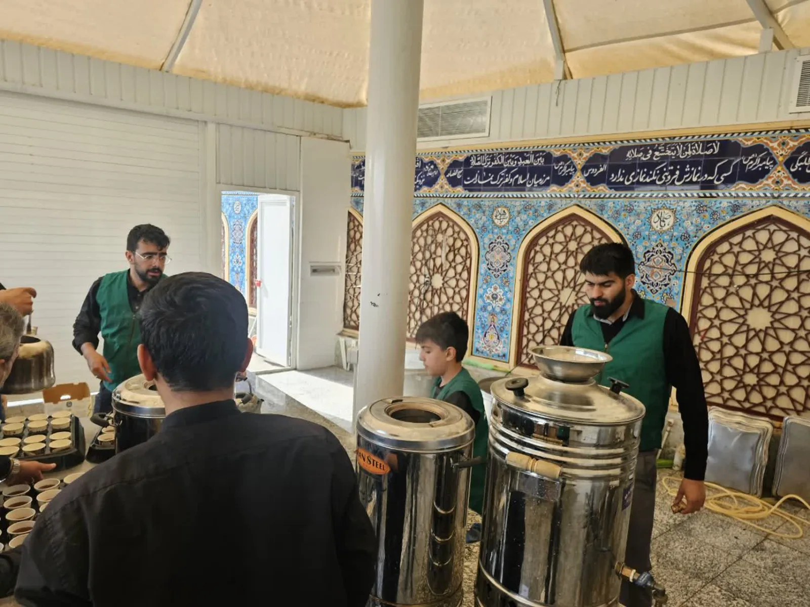 خادمی در چایخانه