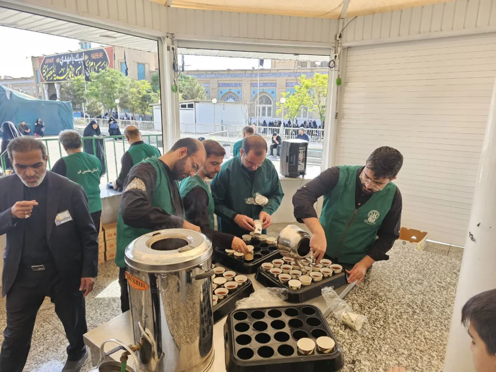 خادمی در چایخانه
