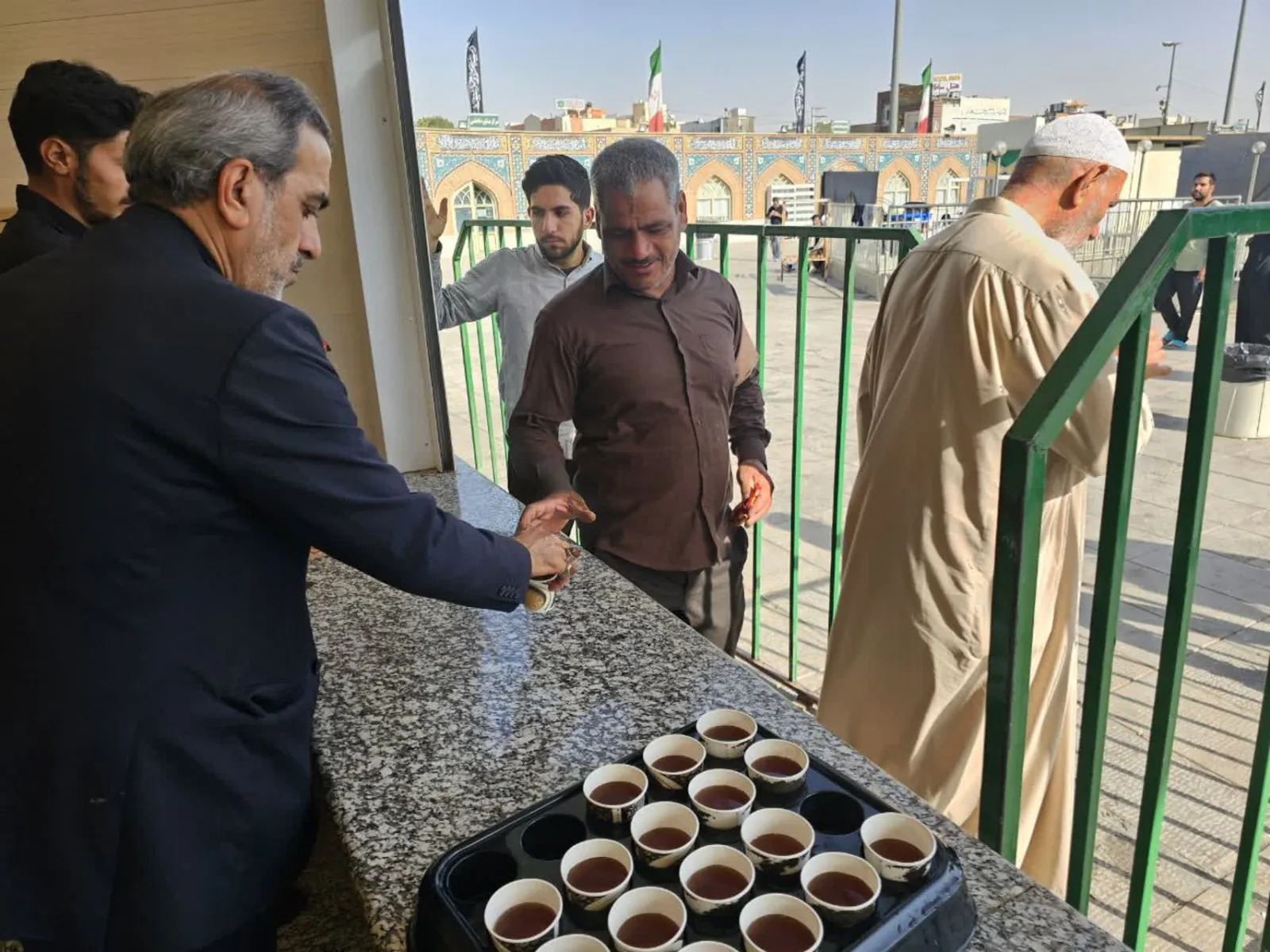خادمی در چایخانه