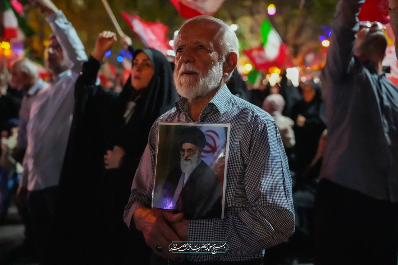 🔷 اینجا هزاران حنجره با یک صدا، از عشق و آرمان خویش سخن گفتند.