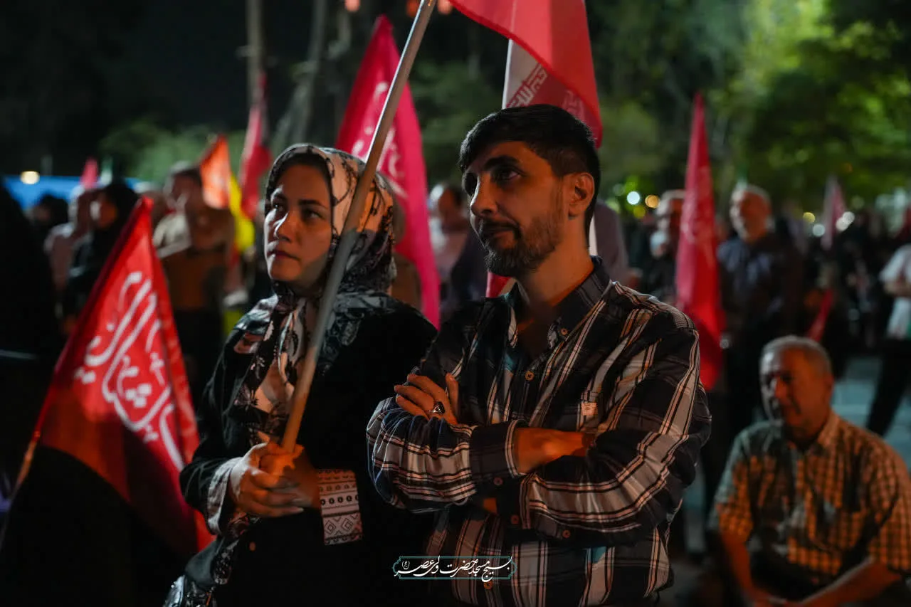 شانه به شانه در کنار یکدیگر ایستاده ایم