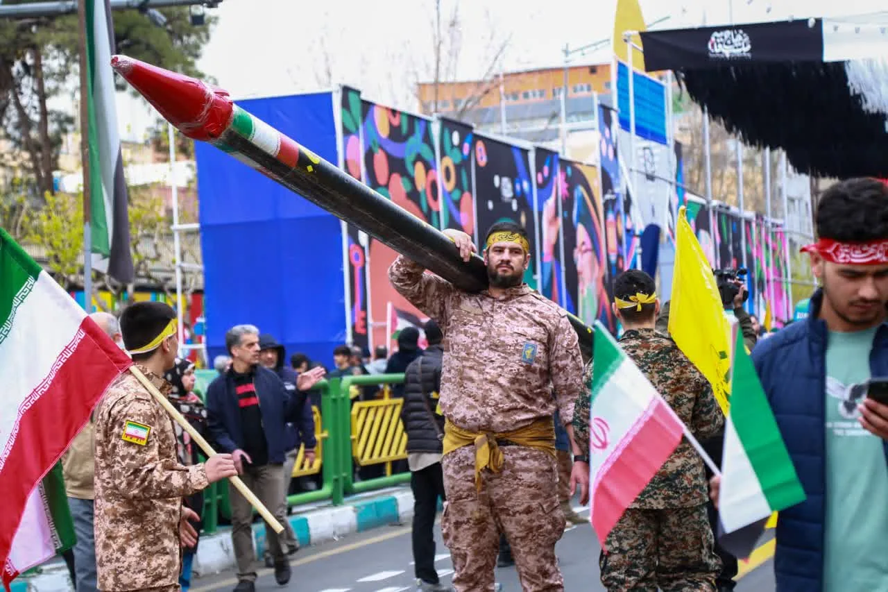 🔻روزقدس روزی است که با ابتکار هوشمندانه امام خمینی همچون حلقه‌ی وصلی برای هم‌صدایی مسلمانان درباره‌ی قدس شریف و فلسطین مظلوم تعیین شد.