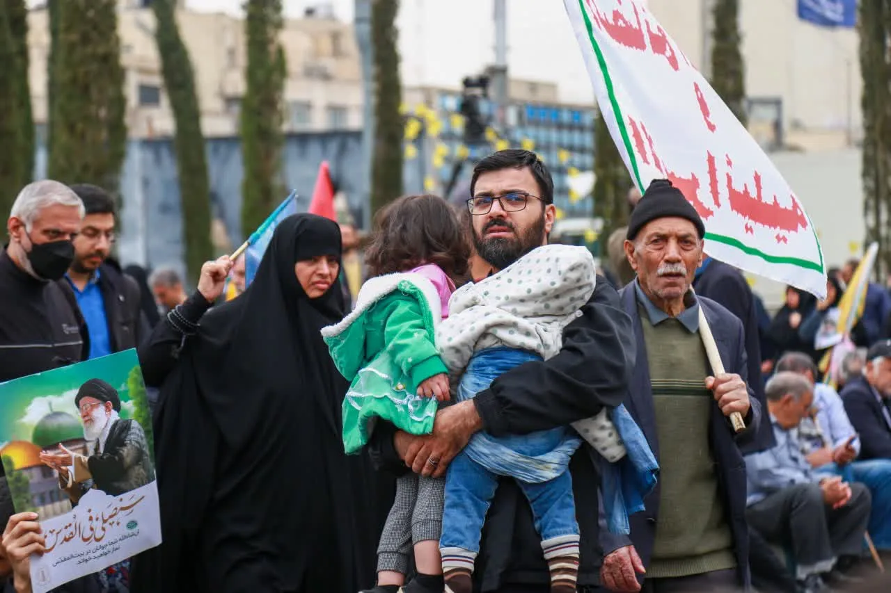 🔻روزقدس روزی است که با ابتکار هوشمندانه امام خمینی همچون حلقه‌ی وصلی برای هم‌صدایی مسلمانان درباره‌ی قدس شریف و فلسطین مظلوم تعیین شد.