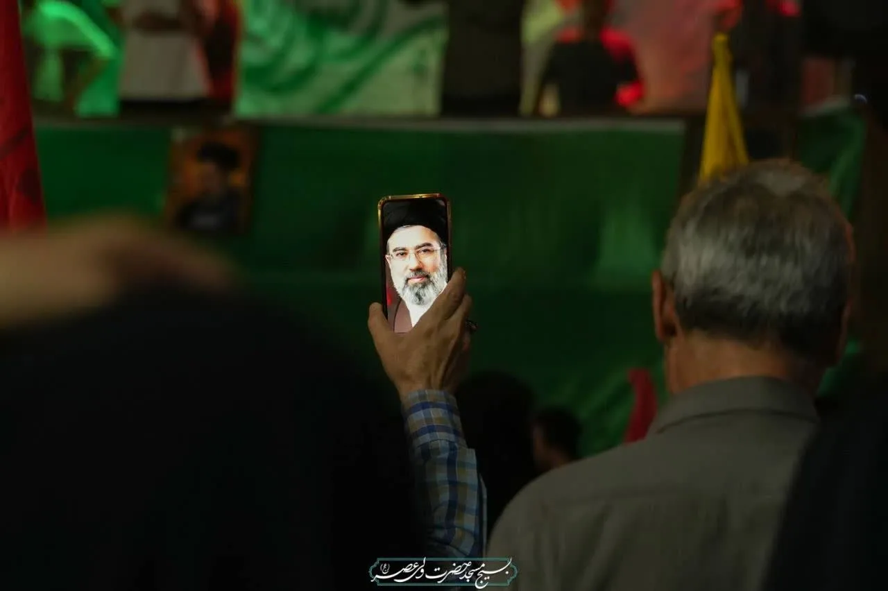 پرچم‌ها در باد می‌رقصند