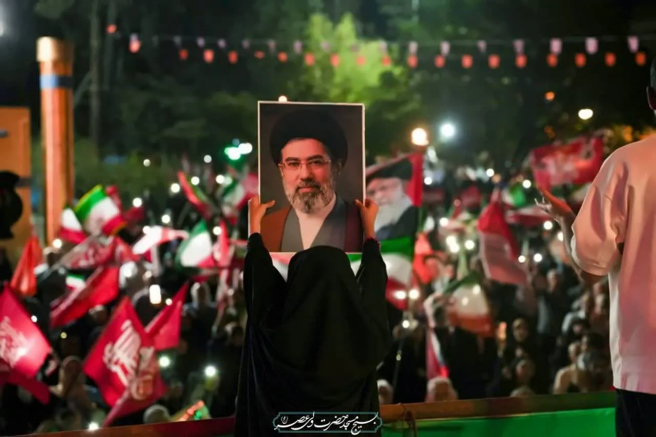 پرچم‌ها در باد می‌رقصند