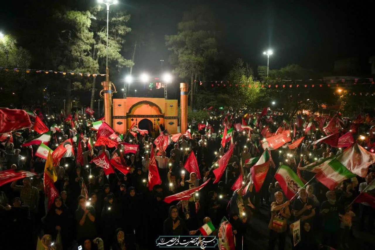 پرچم‌ها در باد می‌رقصند