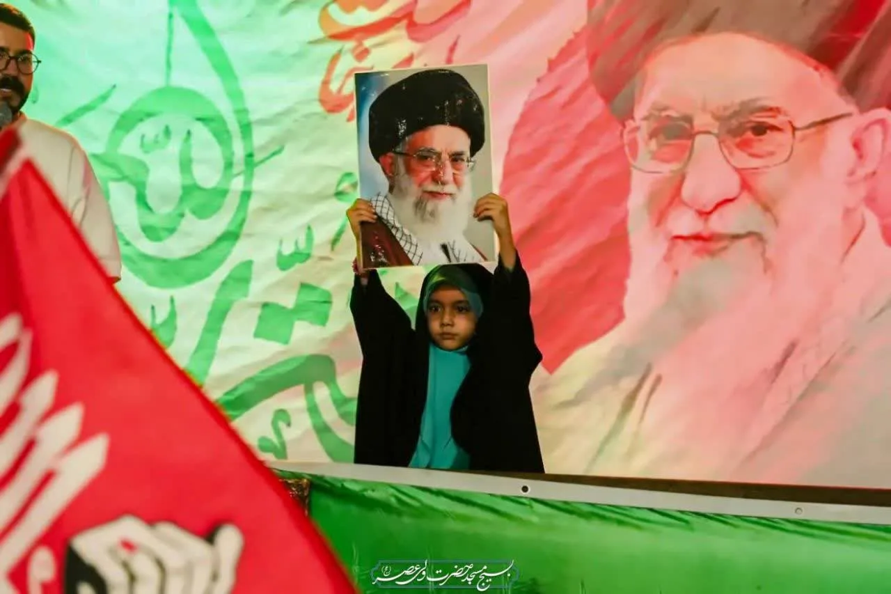 پرچم‌ها در باد می‌رقصند