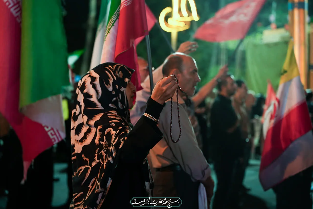پرچم‌ها در باد می‌رقصند