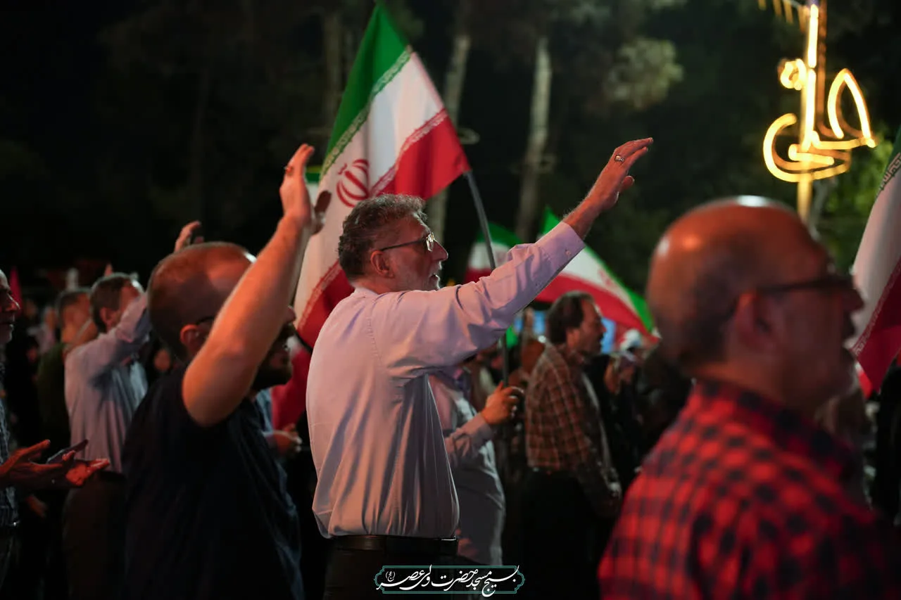 پرچم‌ها در باد می‌رقصند